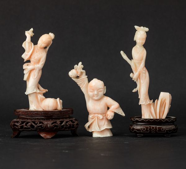 Tre figure di fanciulle scolpite in corallo rosa, Cina, inizi XX secolo  - Asta Arte orientale  - Associazione Nazionale - Case d'Asta italiane