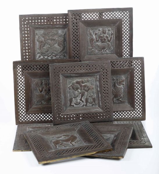 Lotto composto da nove formelle in bronzo con decori a traforo e figure, Siria, XIX secolo  - Asta Arte orientale  - Associazione Nazionale - Case d'Asta italiane