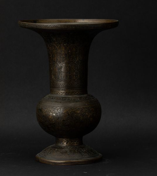 Vaso in bronzo con decori a racemi incisi e figure, Siria, XVIII secolo  - Asta Arte orientale  - Associazione Nazionale - Case d'Asta italiane