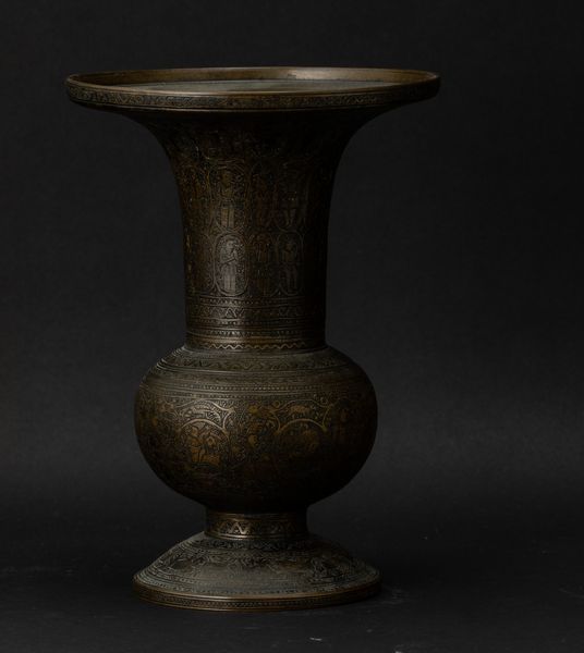 Vaso in bronzo con decori a racemi incisi e figure, Siria, XVIII secolo  - Asta Arte orientale  - Associazione Nazionale - Case d'Asta italiane