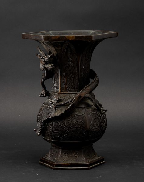 Vaso a tromba in bronzo con decori d'ispirazione arcaica e figura di drago a rilievo, Cina, Dinastia Ming, XVII secolo  - Asta Arte orientale  - Associazione Nazionale - Case d'Asta italiane