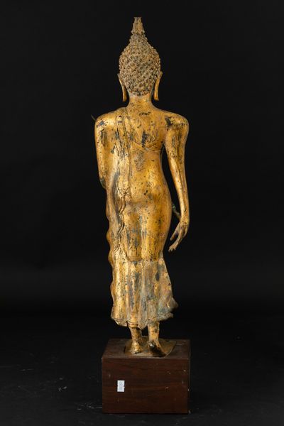 Figura di Buddha stante in bronzo dorato, Thailandia, Ayutthaya, XVII secolo  - Asta Arte orientale  - Associazione Nazionale - Case d'Asta italiane