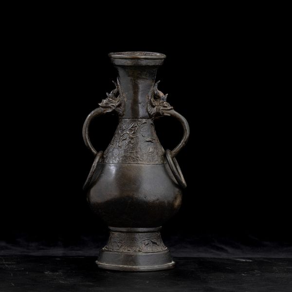 Vaso in bronzo con anse ad anello, mascheroni a foggia di draghetto e motivi d'ispirazione arcaica, Cina, Dinastia Ming, XVII secolo  - Asta Arte orientale  - Associazione Nazionale - Case d'Asta italiane