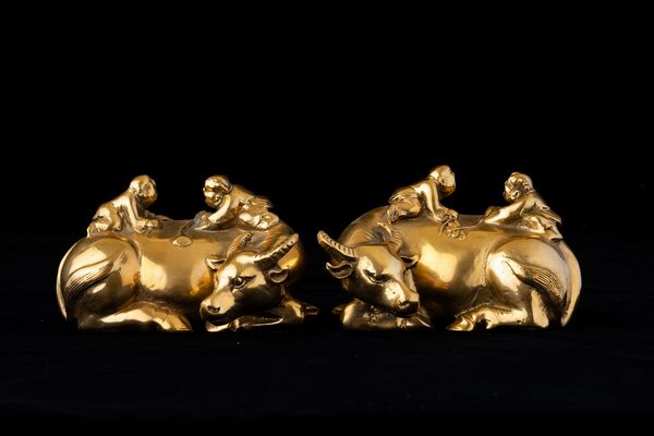 Due figure di buoi con bambini in bronzo dorato, Cina, Dinastia Qing, XIX secolo  - Asta Arte orientale  - Associazione Nazionale - Case d'Asta italiane