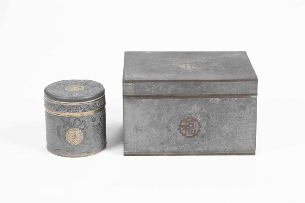 Due scatole in peltro con ideogrammi e figure di draghi, Cina, Dinastia Qing, XIX secolo  - Asta Arte orientale  - Associazione Nazionale - Case d'Asta italiane
