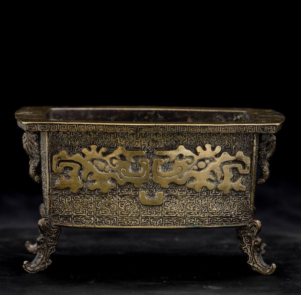 Incensiere in bronzo con decori a maschere Taotie, Cina, Dinastia Qing, XVIII secolo  - Asta Arte orientale  - Associazione Nazionale - Case d'Asta italiane