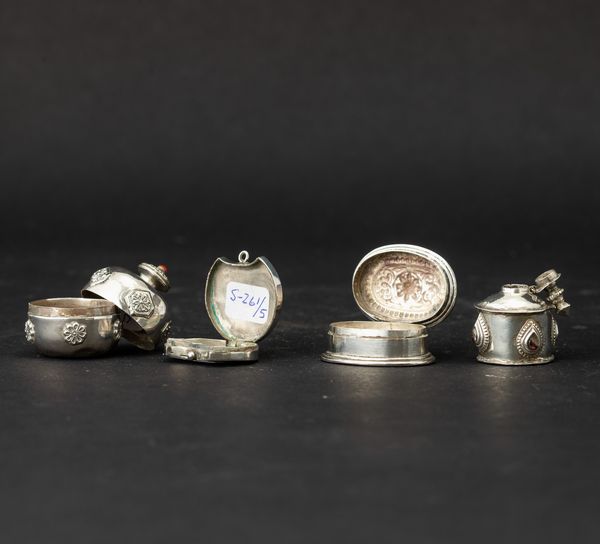 Quattro scatoline in argento sbalzato e cesellato, India, XIX secolo  - Asta Arte orientale  - Associazione Nazionale - Case d'Asta italiane