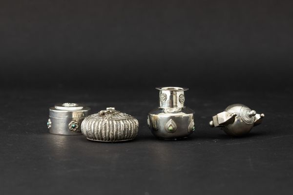 Quattro piccoli contenitori in argento, India, XIX secolo  - Asta Arte orientale  - Associazione Nazionale - Case d'Asta italiane
