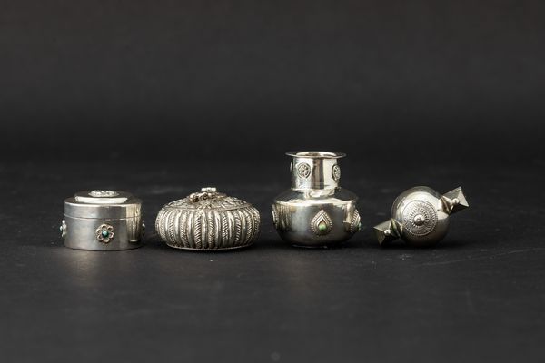 Quattro piccoli contenitori in argento, India, XIX secolo  - Asta Arte orientale  - Associazione Nazionale - Case d'Asta italiane