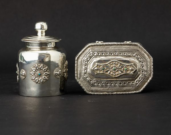 Due scatole in argento sbalzato e inciso con innesti di turchese, India, XIX secolo  - Asta Arte orientale  - Associazione Nazionale - Case d'Asta italiane