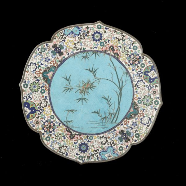 Piatto sagomato a smalti cloisonn con decori floreali e paesaggio centrale, Giappone, periodo Meiji (1868-1912)  - Asta Arte orientale  - Associazione Nazionale - Case d'Asta italiane