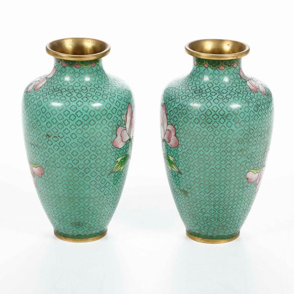 Coppia di vasi in smalto policromo a decoro floreale, Cina, XX secolo  - Asta Arte orientale  - Associazione Nazionale - Case d'Asta italiane