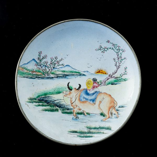 Piatto in smalto raffigurante paesaggio con bue e fanciullo, Cina, Dinastia Qing, XIX secolo  - Asta Arte orientale  - Associazione Nazionale - Case d'Asta italiane