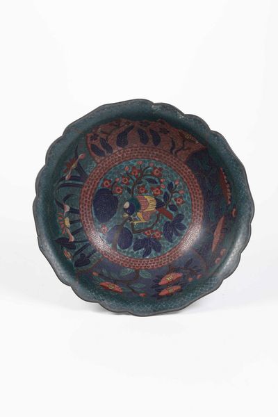 Ciotola in smalto con soggetti naturalistici entro riserve e decori floreali, Cina, Dinastia Qing, XIX secolo  - Asta Arte orientale  - Associazione Nazionale - Case d'Asta italiane