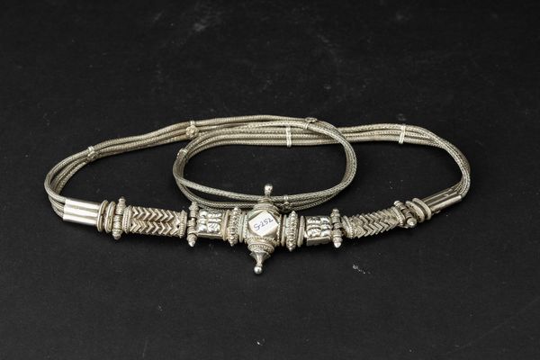 Cintura in argento con fibbia decorata con fiori e maschere di leone, Tibet, XIX secolo  - Asta Arte orientale  - Associazione Nazionale - Case d'Asta italiane