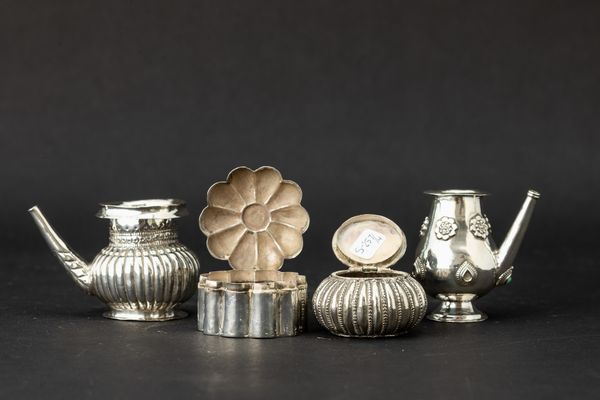 Lotto composto da due scatole tonde in argento Indiane con coperchio a cerniera e due fiaschette, India, XIX secolo  - Asta Arte orientale  - Associazione Nazionale - Case d'Asta italiane