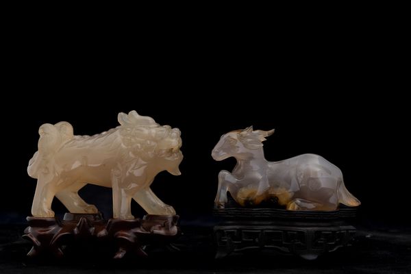 Lotto composto da due figure di animali scolpiti in agata, Cina, Dinastia Qing, XIX secolo  - Asta Arte orientale  - Associazione Nazionale - Case d'Asta italiane