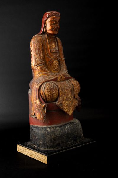 Figura di saggio seduto in legno laccato e dorato, Vietnam, XIX secolo  - Asta Arte orientale  - Associazione Nazionale - Case d'Asta italiane