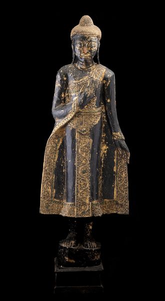 Figura di Buddha stante in legno laccato e dorato, Thailandia, XIX secolo  - Asta Arte orientale  - Associazione Nazionale - Case d'Asta italiane