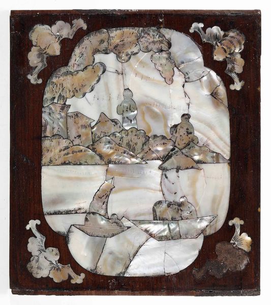 Pannello in legno intarsiato in madreperla raffigurante paesaggio con figure, Cina, Dinastia Qing, XIX secolo  - Asta Arte orientale  - Associazione Nazionale - Case d'Asta italiane