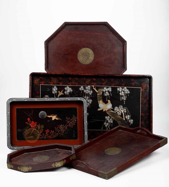 Lotto composto da cinque vassoi in legno laccato, Cina, XX secolo  - Asta Arte orientale  - Associazione Nazionale - Case d'Asta italiane