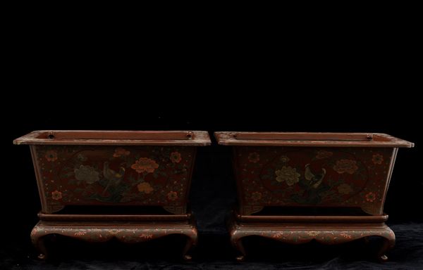 Coppia di giardiniere in legno laccato con decorazioni floreali e uccelli, Cina, Dinastia Qing, XIX secolo  - Asta Arte orientale  - Associazione Nazionale - Case d'Asta italiane