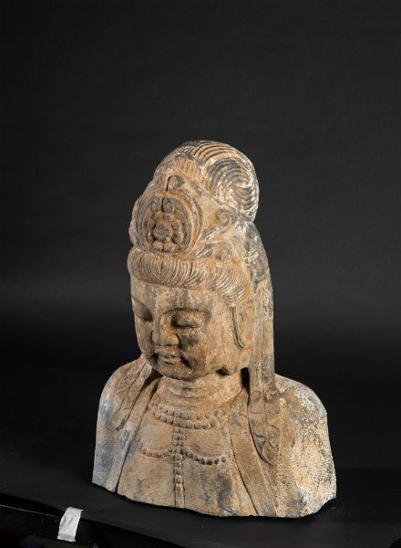 Busto di Buddha incoronato in pietra, Cina, XX secolo  - Asta Arte orientale  - Associazione Nazionale - Case d'Asta italiane