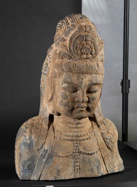 Busto di Buddha incoronato in pietra, Cina, XX secolo  - Asta Arte orientale  - Associazione Nazionale - Case d'Asta italiane