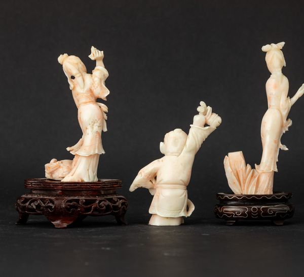 Tre figure di fanciulle scolpite in corallo rosa, Cina, inizi XX secolo  - Asta Arte orientale  - Associazione Nazionale - Case d'Asta italiane