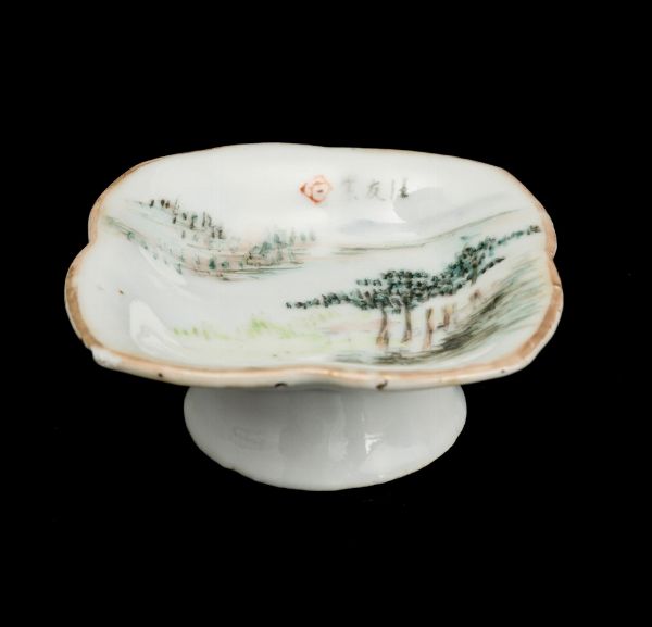 Piccola alzatina in porcellana raffigurante paesaggio e iscrizione, Cina, Dinastia Qing, XIX secolo  - Asta Arte orientale  - Associazione Nazionale - Case d'Asta italiane