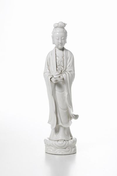 Figura di Guanyin su fiore di loto in porcellana Blanc de Chine, Cina, XX secolo  - Asta Arte orientale  - Associazione Nazionale - Case d'Asta italiane