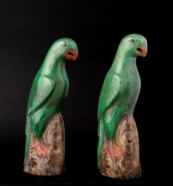 Coppia di pappagalli in porcellana invetriata, Cina, Dinastia Qing, epoca Kangxi (1662-1722)  - Asta Arte orientale  - Associazione Nazionale - Case d'Asta italiane