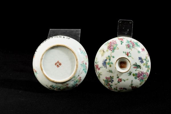 Lotto composto da una scatola e un vassoio in porcellana Famiglia Rosa, Cina, Dinastia Qing, XIX secolo  - Asta Arte orientale  - Associazione Nazionale - Case d'Asta italiane