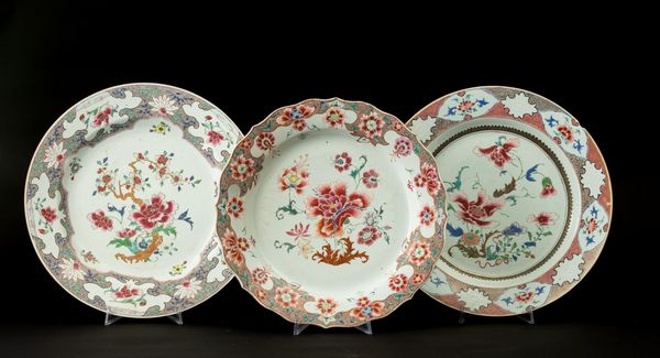 Tre piatti in porcellana Famiglia Rosa con decori floreali, Cina, Dinastia Qing, epoca Qianlong (1736-1796)  - Asta Arte orientale  - Associazione Nazionale - Case d'Asta italiane