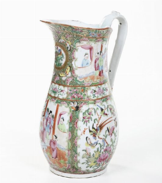 Versatoio in porcellana Famiglia Rosa con scene di vita comune entro riserve e decori floreali, Cina, Canton, Dinastia Qing, XIX secolo  - Asta Arte orientale  - Associazione Nazionale - Case d'Asta italiane