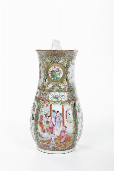 Versatoio in porcellana Famiglia Rosa con scene di vita comune entro riserve e decori floreali, Cina, Canton, Dinastia Qing, XIX secolo  - Asta Arte orientale  - Associazione Nazionale - Case d'Asta italiane