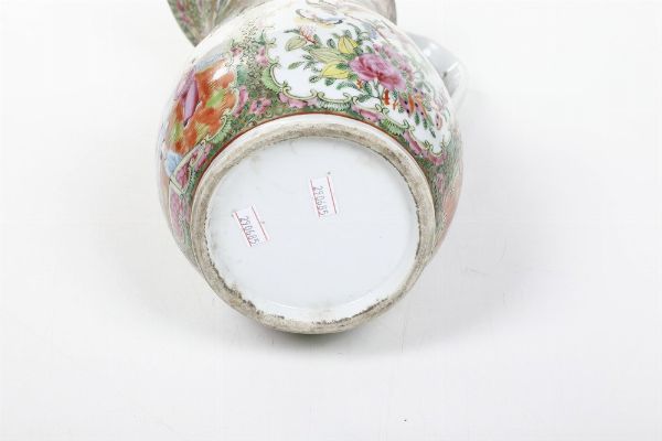 Versatoio in porcellana Famiglia Rosa con scene di vita comune entro riserve e decori floreali, Cina, Canton, Dinastia Qing, XIX secolo  - Asta Arte orientale  - Associazione Nazionale - Case d'Asta italiane