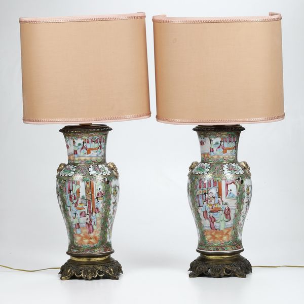 Coppia di vasi in porcellana Famiglia Rosa con scene di vita comune entro riserve, decori floreali e mascheroni a foggia di leone, Canton, Cina, Dinastia Qing, XIX secolo  - Asta Arte orientale  - Associazione Nazionale - Case d'Asta italiane