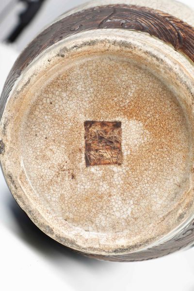 Coppia di vasi in porcellana con piccole anse e raffigurazioni di pavoni entro paesaggio sui toni del blu, Cina, Dinastia Qing, XIX secolo  - Asta Arte orientale  - Associazione Nazionale - Case d'Asta italiane