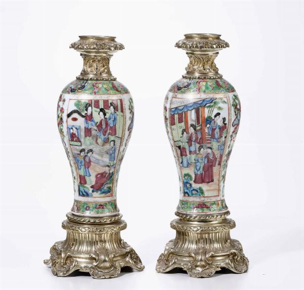 Coppia di vasi in porcellana Famiglia Rosa raffiguranti scene di vita comune entro riserve, decori floreali e farfalle, Cina,  Canton, Dinastia Qing, XIX secolo  - Asta Arte orientale  - Associazione Nazionale - Case d'Asta italiane