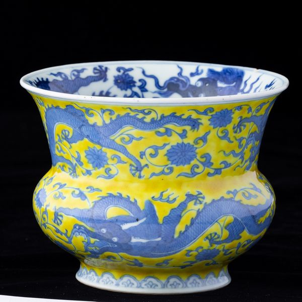 Vaso in porcellana con figure di draghi e decori vegetali sui toni del blu su fondo giallo, Cina, Dinastia Qing, epoca Guangxu (1875-1908)  - Asta Arte orientale  - Associazione Nazionale - Case d'Asta italiane