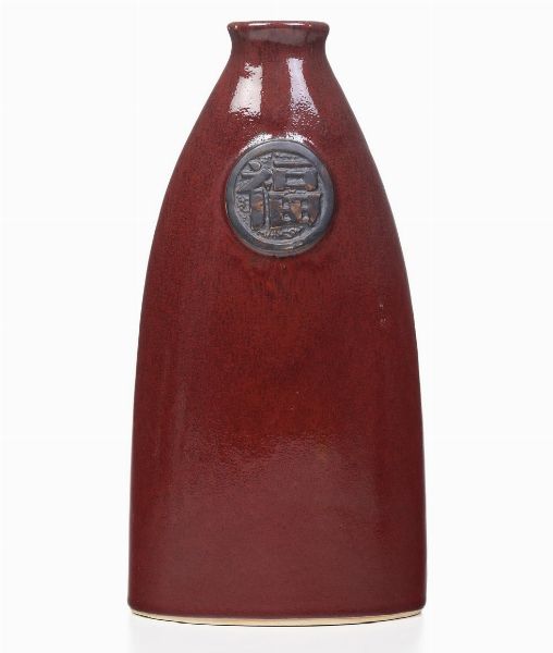 Vaso in grs invetriato color sangue di bue con ideogramma, Cina, XX secolo  - Asta Arte orientale  - Associazione Nazionale - Case d'Asta italiane