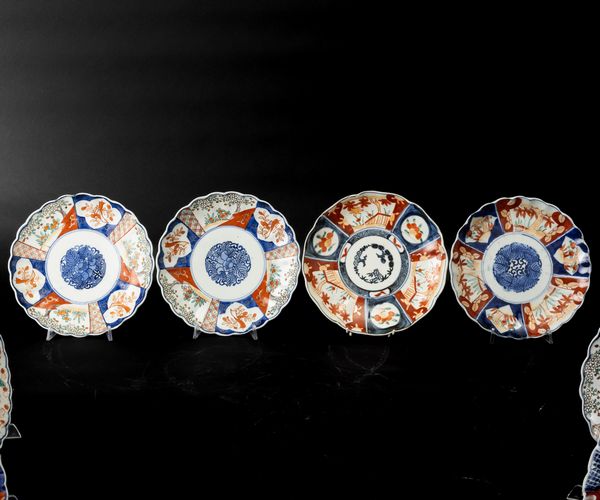Lotto composto da dieci piatti in porcellana Imari con decori floreali entro riserve, Giappone, periodo Meiji (1868-1792)  - Asta Arte orientale  - Associazione Nazionale - Case d'Asta italiane