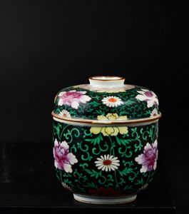 Ciotola con coperchio in porcellana Famiglia Nera con decoro a fiori di loto, Cina, Dinastia Qing, XIX secolo  - Asta Arte orientale  - Associazione Nazionale - Case d'Asta italiane