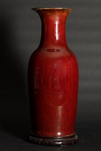 Vaso in porcellana monocroma color sangue di bue, Cina, Dinastia Qing, XIX secolo  - Asta Arte orientale  - Associazione Nazionale - Case d'Asta italiane