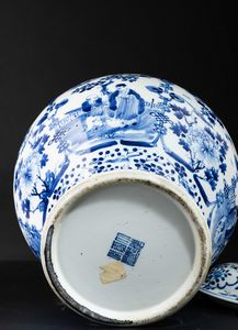 Vaso con coperchio in porcellana bianca e blu a decoro floreale e scene di vita comune, Cina, Dinastia Qing, XIX secolo  - Asta Arte orientale  - Associazione Nazionale - Case d'Asta italiane