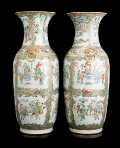 Coppia di vasi in porcellana a decoro floreale con scene di vita comune entro riserve, Cina, Dinastia Qing, XIX secolo  - Asta Arte orientale  - Associazione Nazionale - Case d'Asta italiane