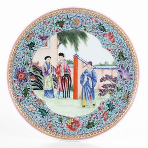 Piatto in porcellana a decoro di personaggi, Cina, Repubblica, XX secolo  - Asta Arte orientale  - Associazione Nazionale - Case d'Asta italiane