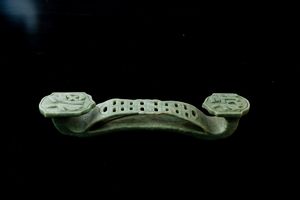 Ruyj scolpito in giada, Cina, XX secolo  - Asta Arte orientale  - Associazione Nazionale - Case d'Asta italiane