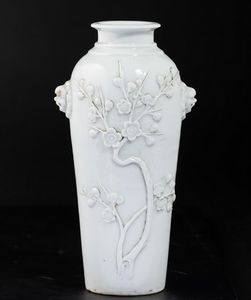Vaso in porcellana Blanc de Chine con decoro di albero in fiore a rilievo e mascheroni, Cina, Dinastia Qing, XIX secolo  - Asta Arte orientale  - Associazione Nazionale - Case d'Asta italiane